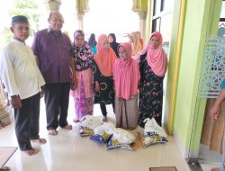 Afandin Ikut Bagikan 70 Paket Sembako kepada Warga Stabat Lama