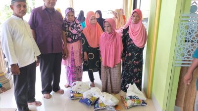 Afandin Ikut Bagikan 70 Paket Sembako kepada Warga Stabat Lama