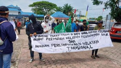 Solar Langka untuk Nelayan, Warga Demo