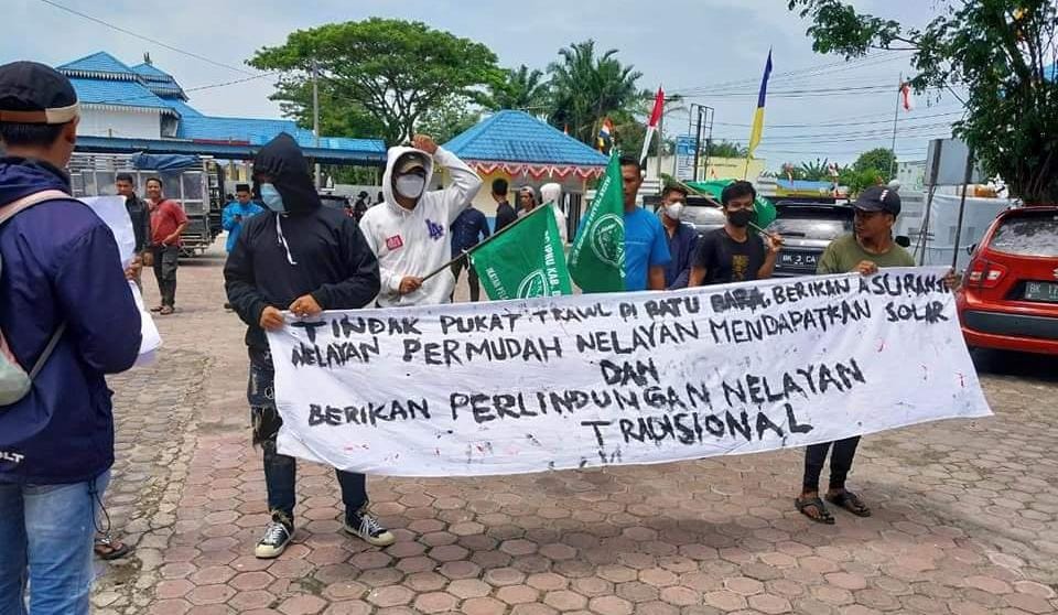Solar Langka untuk Nelayan, Warga Demo