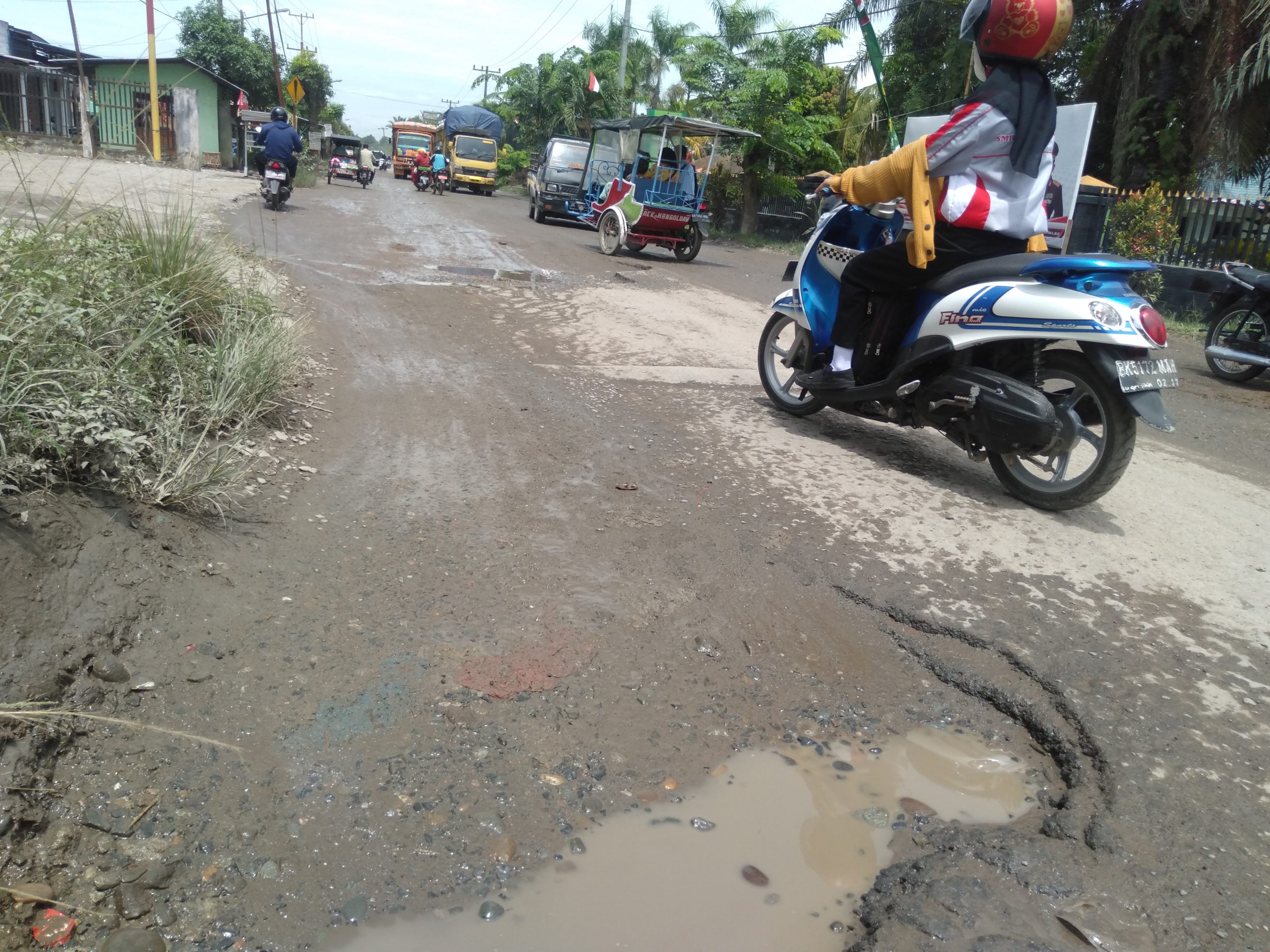 Jalan Penghubung Lubukpakam Galang Makin Rusak Parah