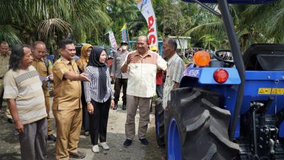 Plt Bupati Langkat H Syah Afandin SH menyerahkan bantuan traktor roda empat kepada Kelompok Tani Telagah B, Traktor roda dua (TR2) kepada Kelompok Tani Rame Gawe Sirapit. Pompa Air kepada Kelompok Tani Rudang Sei Bingai.
