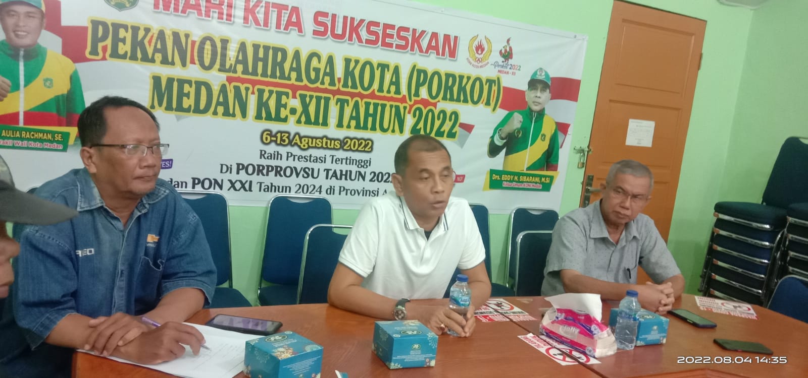 Ketua KONI Medan Eddy H Sibarani (tengah) saat memberikan keterangan kepada wartawan menjelang digelarnya Porkot Medan ke XII 2022 yang dibuka di Stadion Teladan Medan.