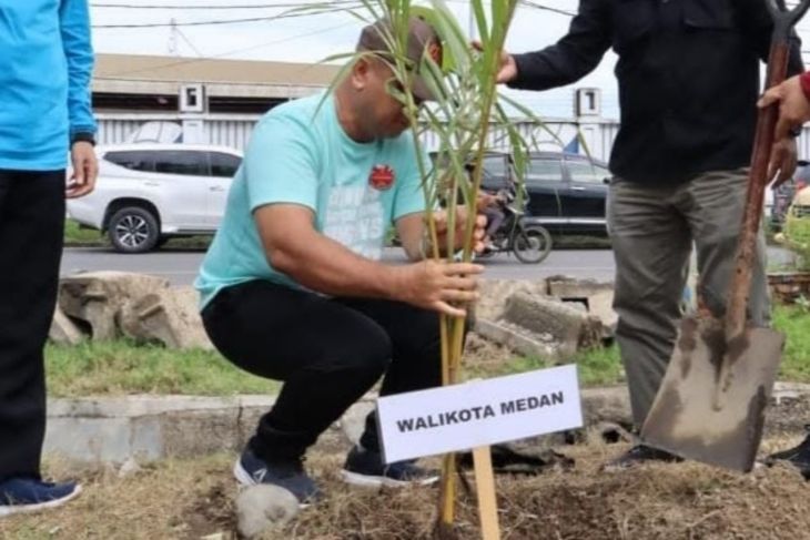 Wali Kota Medan Tanam 360 Pohon Dukung Zona Mitigasi Bencana di Belawan