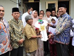 Afandin Serahkan Kunci Rumah & Santuni 35 Anak Yatim di T. Pura