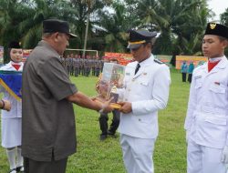 Afandin Serahkan Tunggul Kecamatan Terbaik & Bansos Rp6 miliar lebih