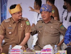 Syah Afandin Serahkan Bansos Rp11,5 miliar untuk 21.854 Warga