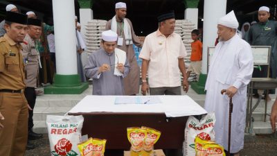 Syah Afandin Serahkan 2 Ekor Sapi Bantuan Peringatan HAUL Tuan Guru ke-99