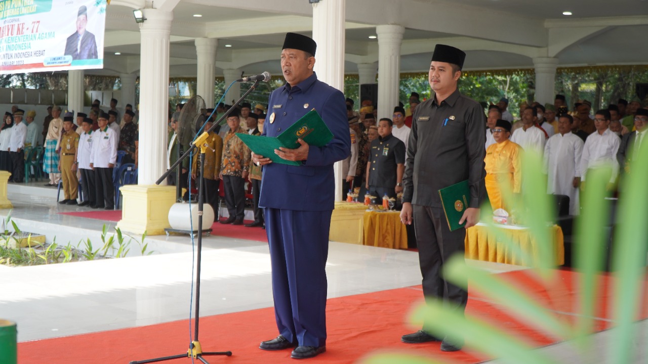 Pelaksana tugas (Plt) Bupati Langkat H Syah Afandin SH menjadi inspektur upacara (Irup) peringatan Hari Amal Bakti (HAB) Kementerian Agama (Kemenag) (foto/istimewa)