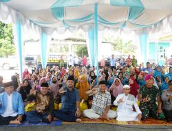 Syah Afandin Serahkan 150 Paket Sembako untuk Guru Ngaji se-Teluk Aru