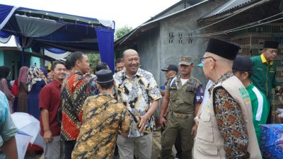 Syah Afandin Serahkan Bantuan Bedah Rumah