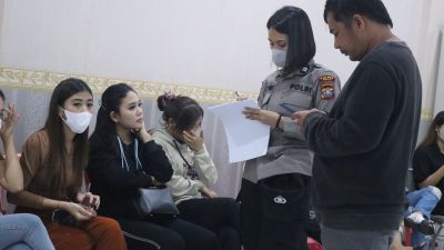 Petugas gabungan Satpol PP Kota Binjai menciduk pasangan mesum dalam operasi cipta kondisi menjelang bulan suci Ramadhan yang digelar Sabtu (18/3) malam.(Dani/NON-STOP.id)