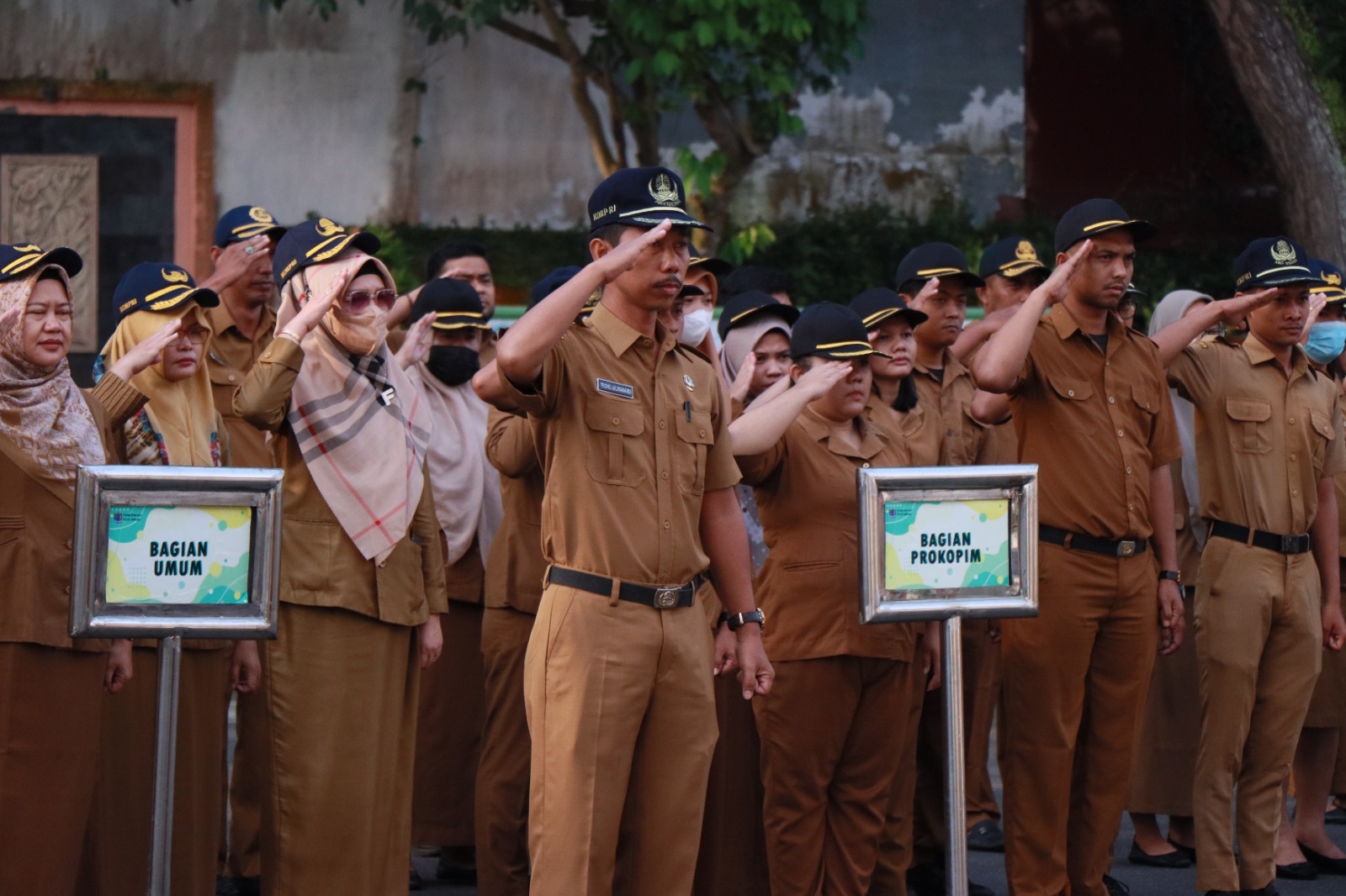 Wali Kota Binjai Drs H Amir Hamzah MAP pimpin apel gabungan ASN dan Non ASN Pemko Binjai di Lapangan Pemko Binjai, Senin (20/3/2023).(Dani/NON-STOP.id)