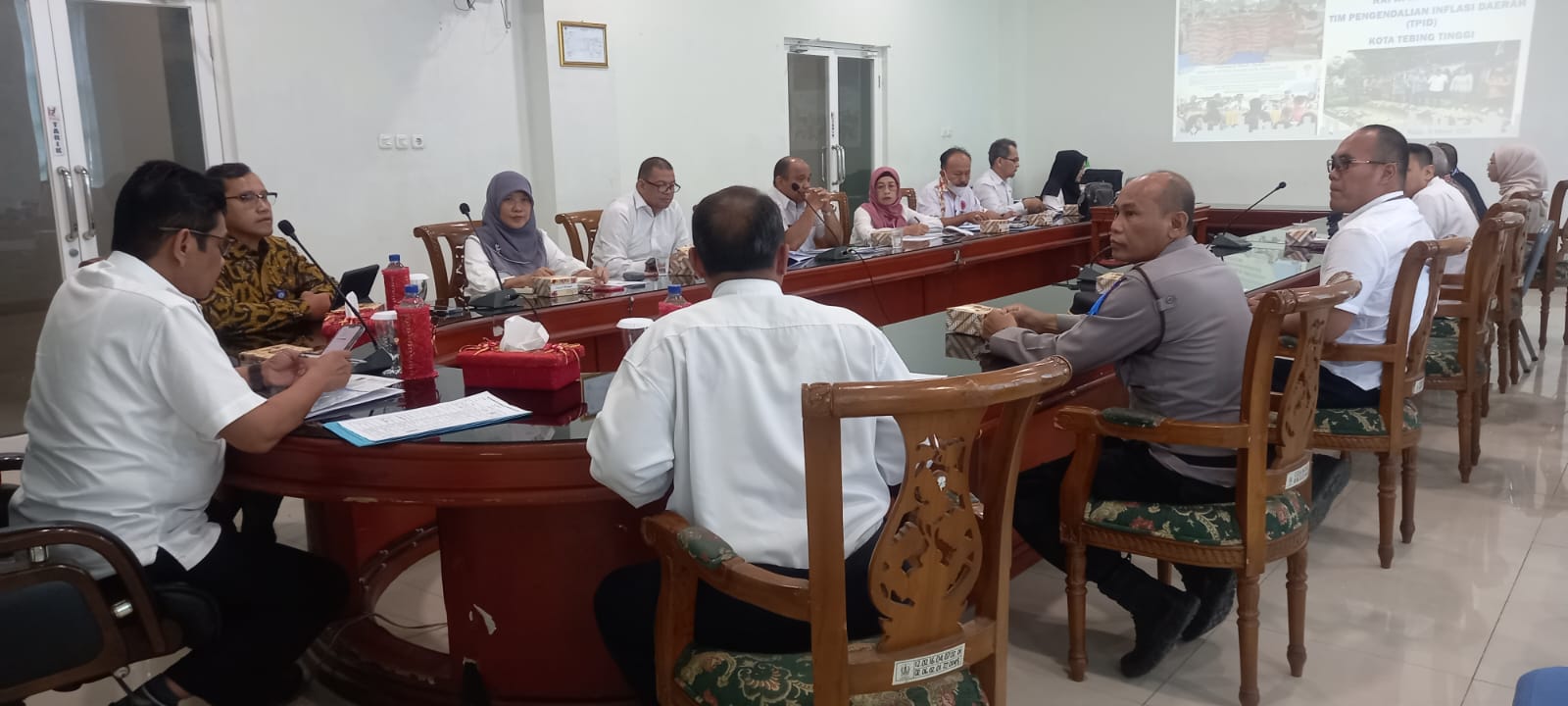 Pj Wali Kota Tebingtinggi Muhammad Dimiyathi SSos MTP memimpin rapat TPID Kota Tebingtinggi di ruang mawar Lantai 3 gedung Balai Kota, Rabu (08/03/2023).(Bekti/NON-STOP.id)