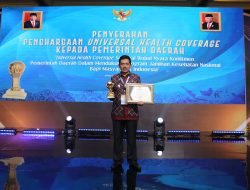 Sukseskan JKN, Pj Wali Kota Tebingtinggi Terima UHC Award