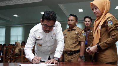 Pj Wali Kota Tebingtinggi Muhammad Dimiyathi SSos MTP menandatangani pakta Zona Integritas menuju Wilayah Bebas Korupsi dan Wilayah Birokrasi Bersih dan Melayani.(Bekti/NON-STOP.id)