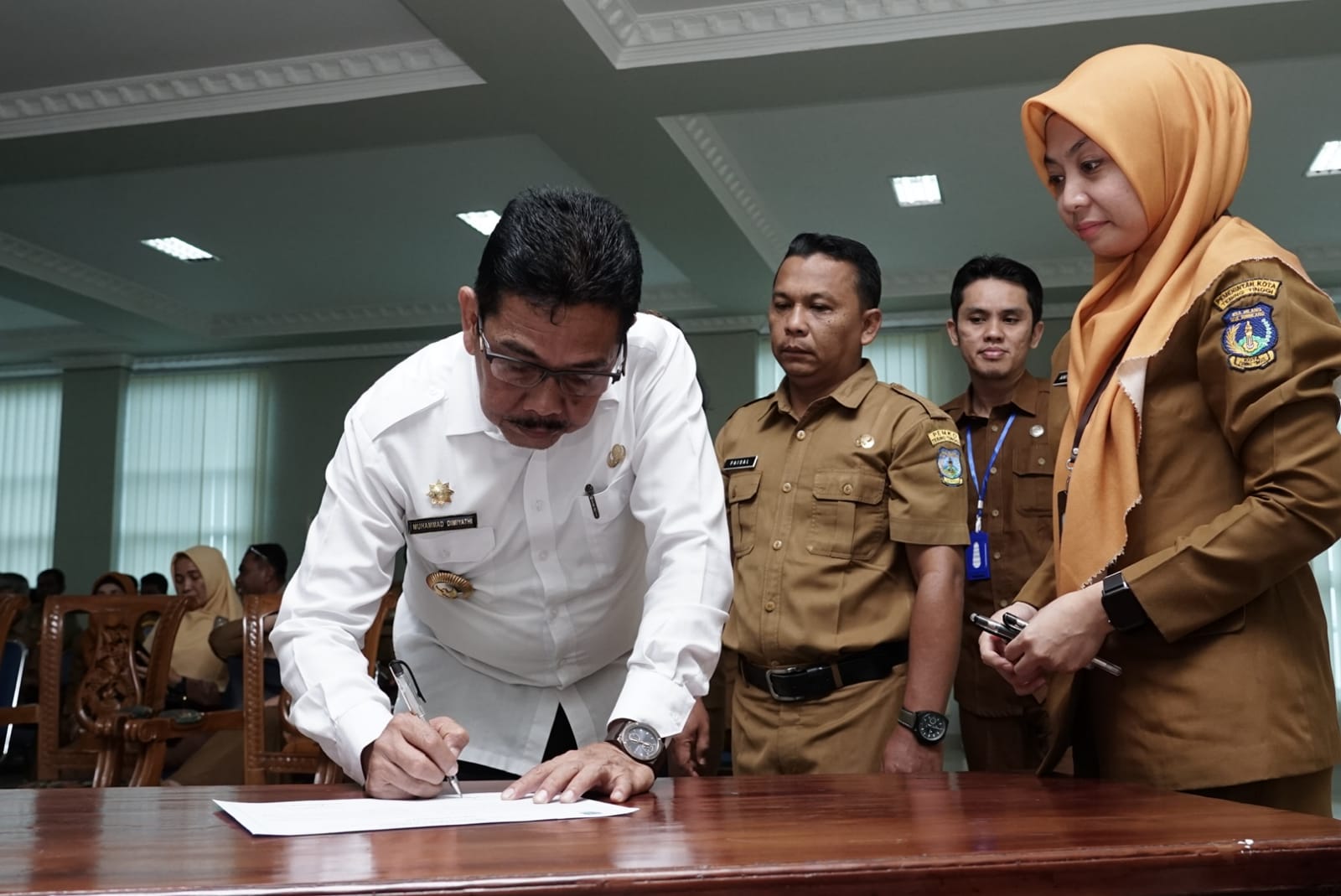 Pj Wali Kota Tebingtinggi Muhammad Dimiyathi SSos MTP menandatangani pakta Zona Integritas menuju Wilayah Bebas Korupsi dan Wilayah Birokrasi Bersih dan Melayani.(Bekti/NON-STOP.id)