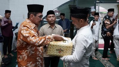 Pj Wali Kota Tebingtinggi Muhammad Dimiyathi memberikan bantuan kepada kaum duafa.(Bekti/NON-STOP.id)