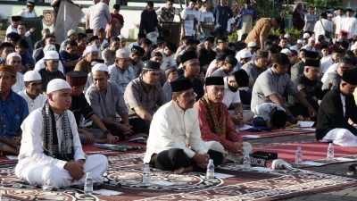 Penjabat (Pj.) Wali Kota Tebing Tinggi Muhammad Dimiyathi, S.Sos., M.TP bersama masyarakat Kota Tebing Tinggi sholat Idul Fitri 1444 H