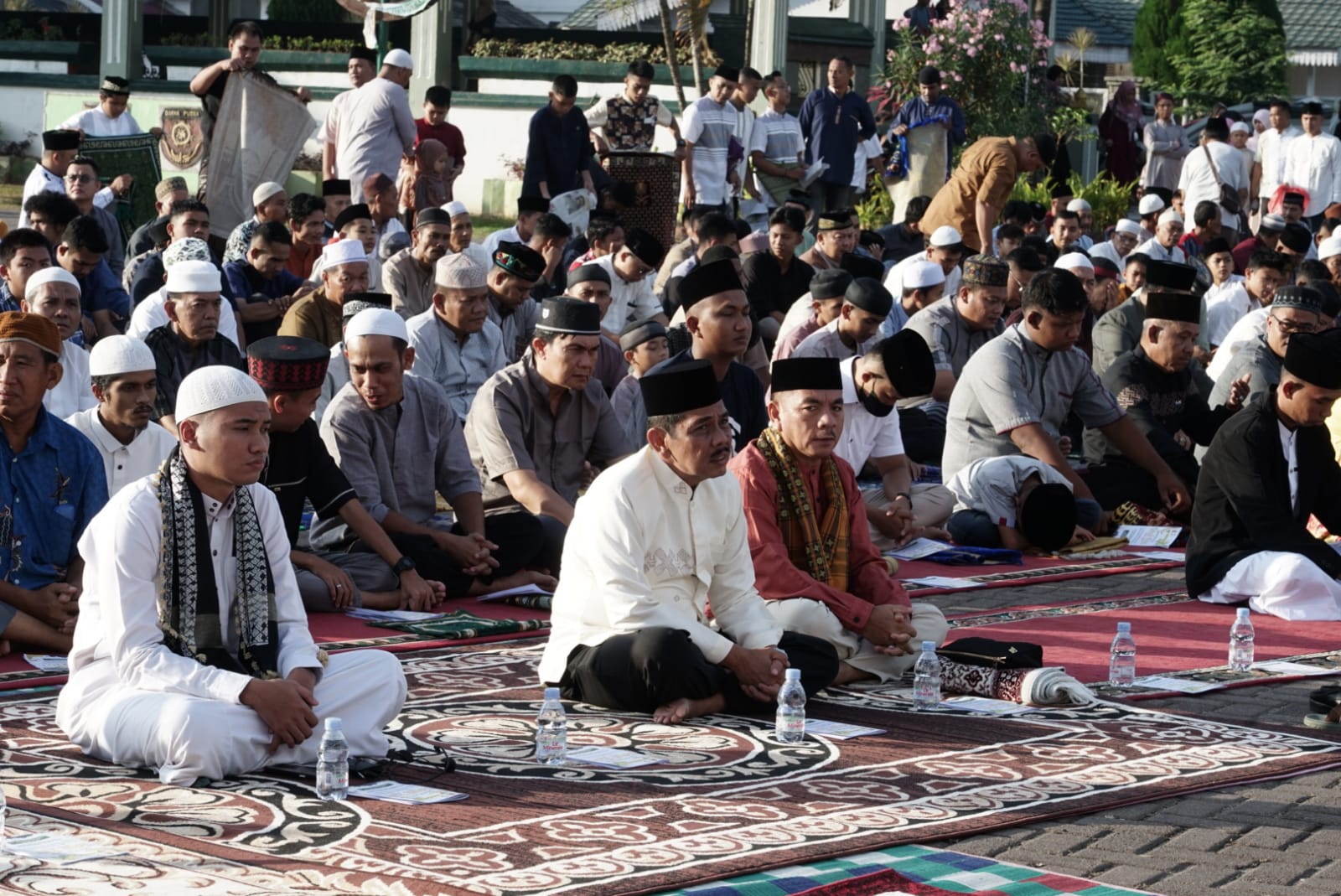 Penjabat (Pj.) Wali Kota Tebing Tinggi Muhammad Dimiyathi, S.Sos., M.TP bersama masyarakat Kota Tebing Tinggi sholat Idul Fitri 1444 H