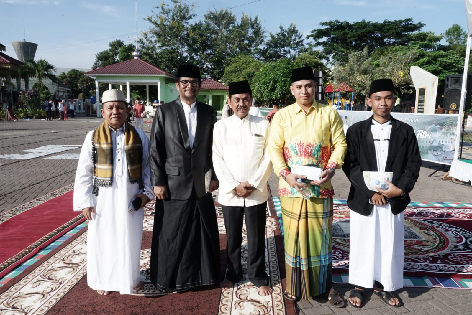 Penjabat (Pj.) Wali Kota Tebing Tinggi Muhammad Dimiyathi, S.Sos., M.TP bersama masyarakat Kota Tebing Tinggi sholat Idul Fitri 1444 H
