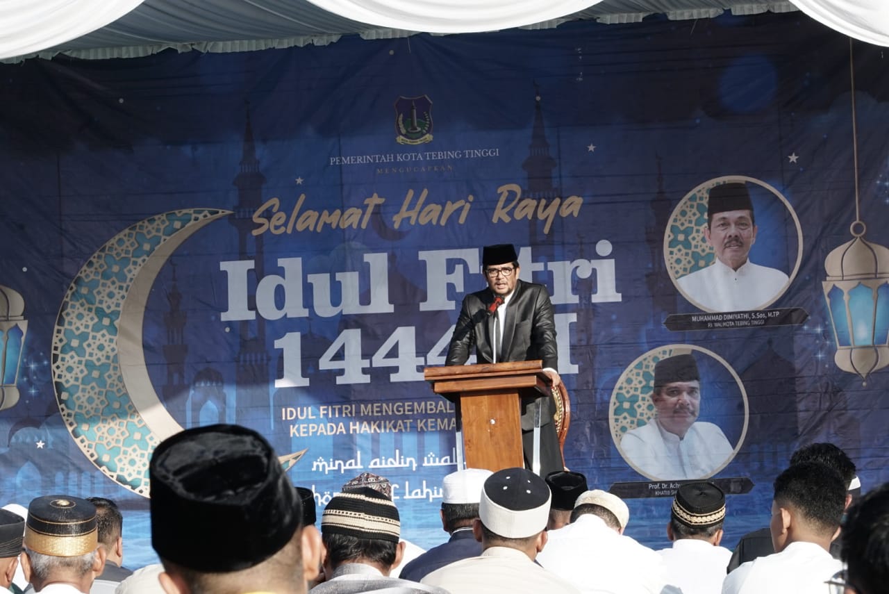 Penjabat (Pj.) Wali Kota Tebing Tinggi Muhammad Dimiyathi, S.Sos., M.TP bersama masyarakat Kota Tebing Tinggi sholat Idul Fitri 1444 H