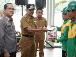 Pemko Tebing Tinggi Bagikan Tali Asih Kepada 301 Petugas Lapangan Non ASN Dinas Lingkungan Hidup