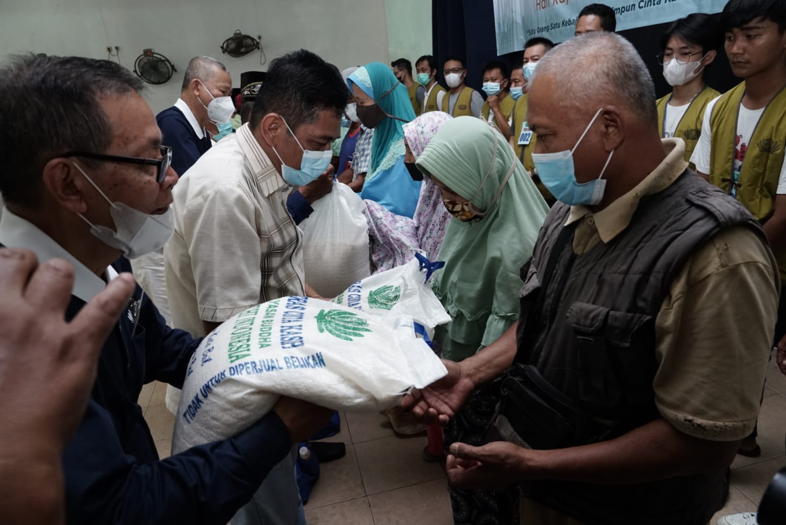 Jelang Idul Fitri Yayasan Tzu Chi Kota Tebing Tinggi Bagikan Paket Sembako Cinta Kasih, Pj. Wali Kota Berikan Apresiasi