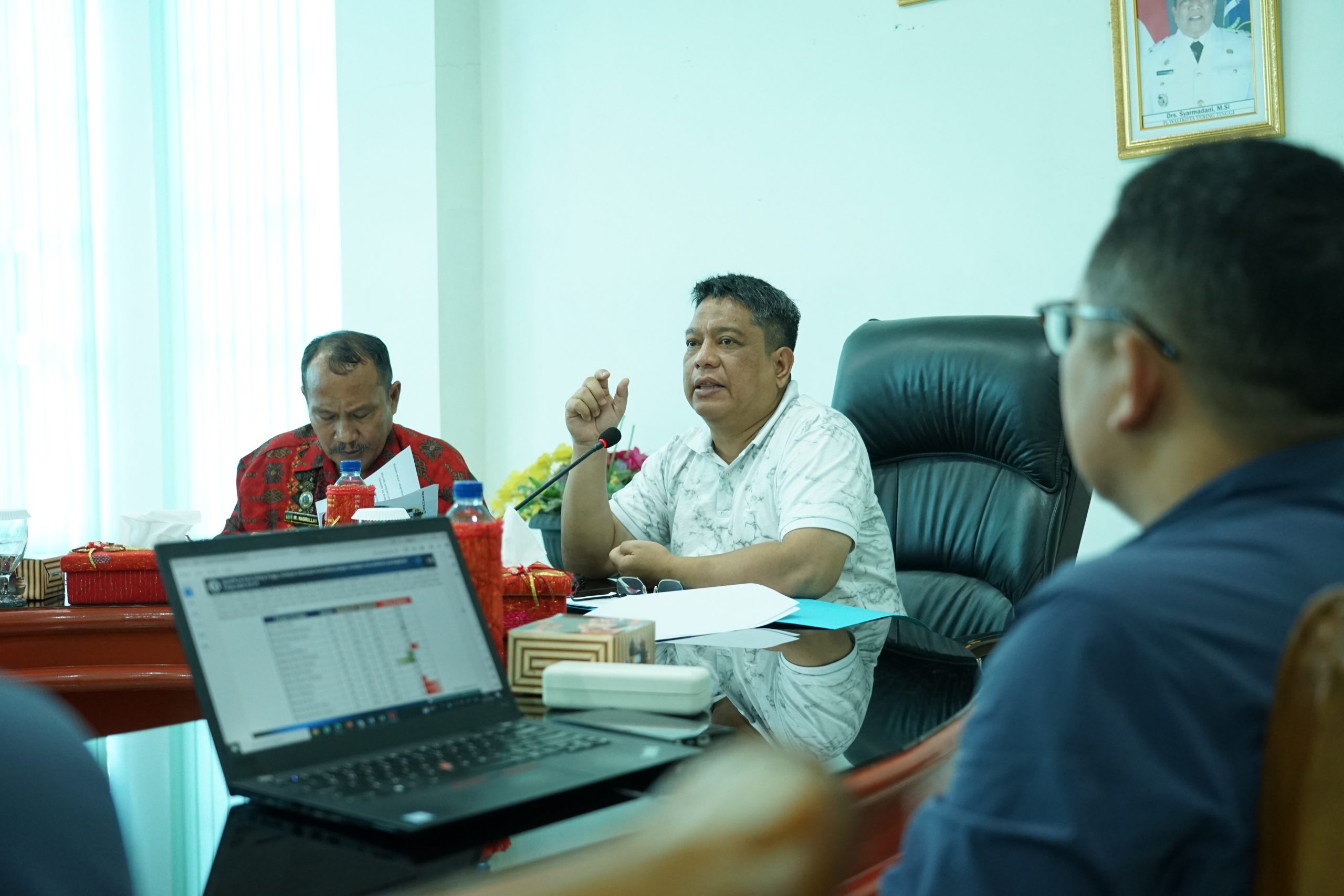 Memimpin jalannya rapat High Level Meeting TPID (Tim Pengendali Inflasi Daerah), Jumat (12/01/2024) di ruang Mawar lantai III gedung Balai Kota Jl. Dr. Sutomo, yang secara rutin digelar setiap bulannya, Penjabat (Pj.) Wali Kota Tebing Tinggi Drs. Syarmadani, M.Si. didampingi Plt. Asisten Perekonomian dan Pembangunan (Ekbang) Ir. Nasrullah, menekankan beberapa hal kepada peserta rapat yang hadir. 
