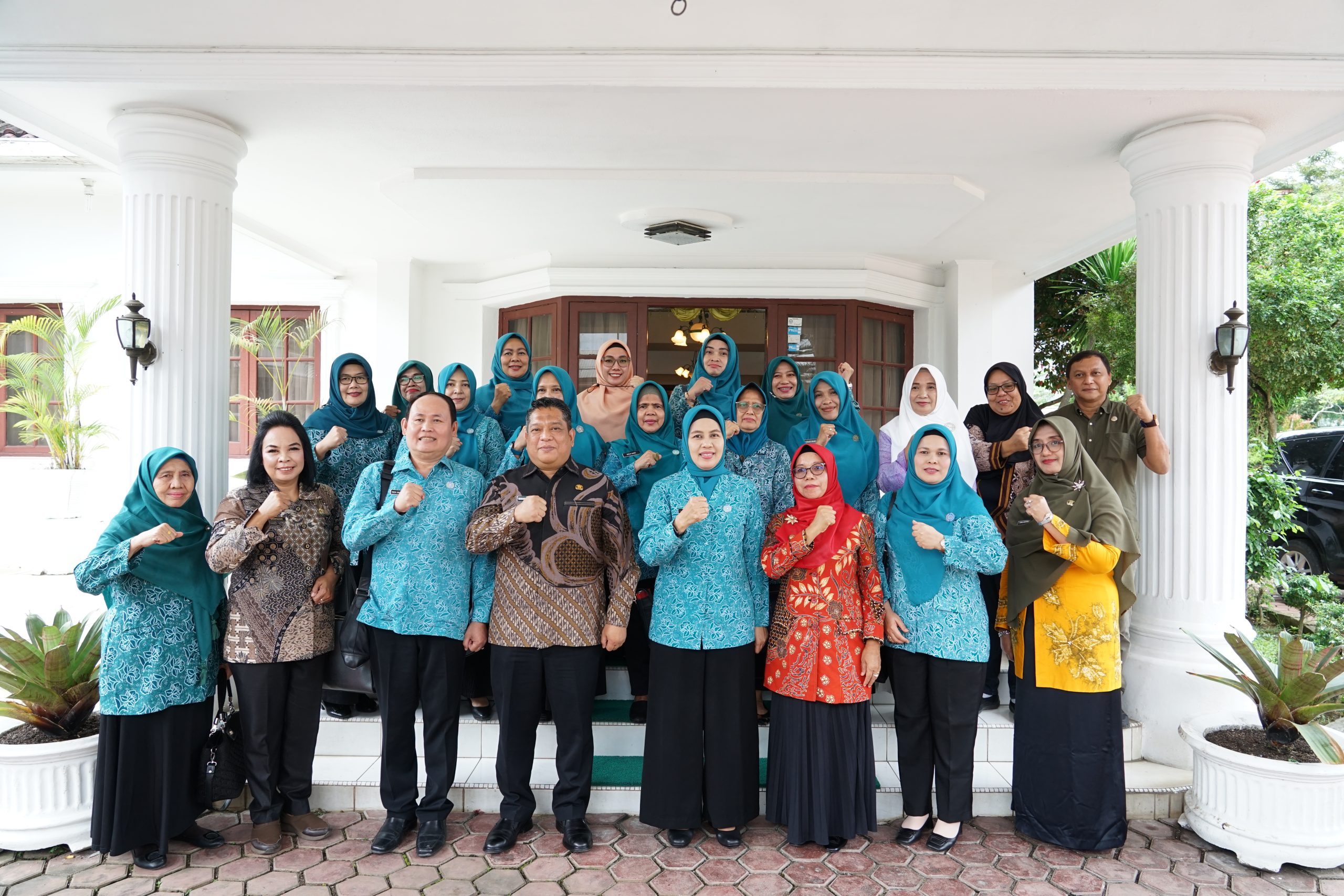 eusai ramah tamah dan sarapan pagi di rumah dinas Wali Kota Jl. Dr. Sutomo, Kamis (18/01/2024), Penjabat (Pj.) Wali Kota Tebing Tinggi Drs. Syarmadani, M.Si. mendampingi Pj. Ketua TP PKK (Tim Penggerak Pemberdayaan dan Kesejahteraan Keluarga) Provinsi Sumatera Utara (Sumut) Ny.
