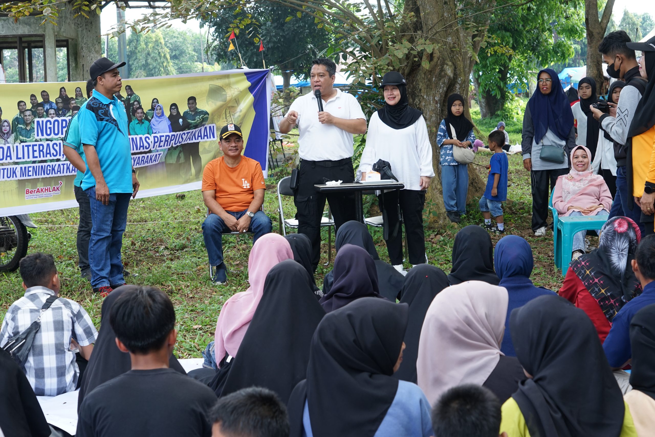 Penjabat (Pj.) Wali Kota Tebing Tinggi Drs. Syarmadani, M.Si bersama istri dr. Dewi Mustika, M.Kes., MARS. turut meramaikan kegiatan pagelaran KBK (Kuliner Bandar Kajum), Minggu (28/01/2024) di areal Terminal Bandar Kajum, Jl. Yos Sudarso.