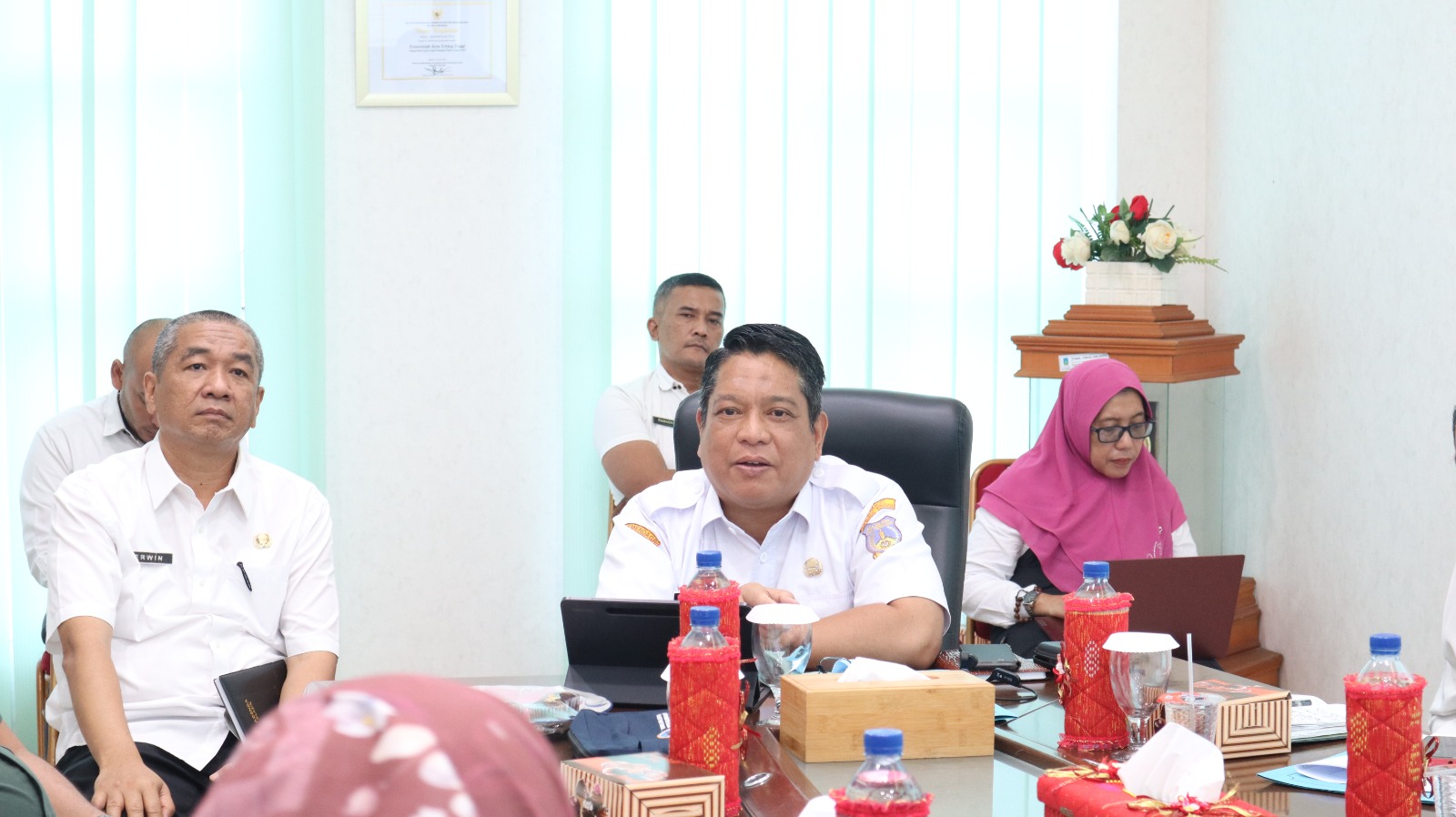 Penjabat (Pj.) Wali Kota Tebing Tinggi Drs. Syarmadani, M.Si. bersama stakeholder (pemangku kepentingan) terkait mengikuti rapat koordinasi (rakor) pengendalian inflasi di daerah, bertempat di ruang Kerja Wali Kota lantai IV Jl. Dr. Sutomo, Rabu (03/01/2024). 