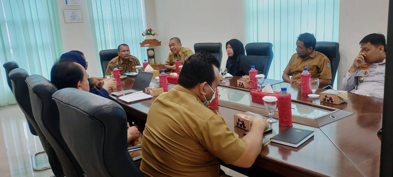 Pemerintah Kota (Pemko) Tebing Tinggi melalui Bagian Perekonomian Setdako bersama stakeholder terkait, mengikuti rapat koordinasi (rakor) pengendalian inflasi daerah secara virtual, Senin (08/01/2024) di Ruang Kerja Wali Kota lantai IV gedung Balai Kota, Jl. Dr. Sutomo.