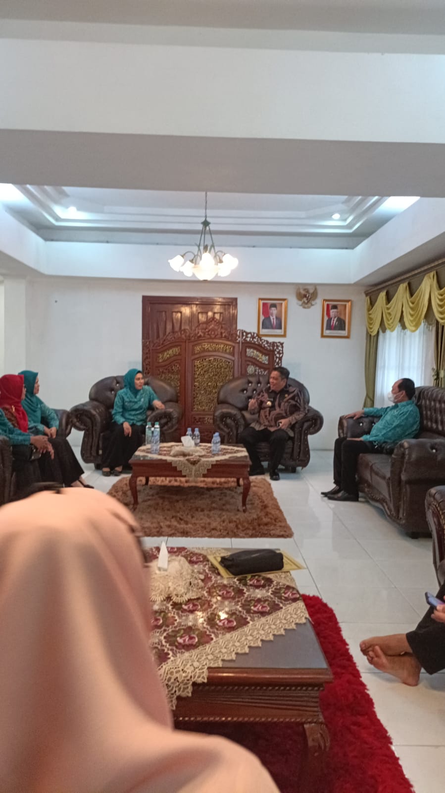Pj. (Penjabat) Wali Kota Tebing Tinggi, Drs. Syarmadani, M.Si dan Ny. Kamlan Mursyid mewakili TP. PKK Kota Tebing Tinggi menerima kedatangan Pj. Ketua TP. PKK Provinsi Sumatera Utara, Ny. Dessy Hassanudin beserta rombongan di Rumah Dinas Wali Kota, Kamis (18/01/2024).