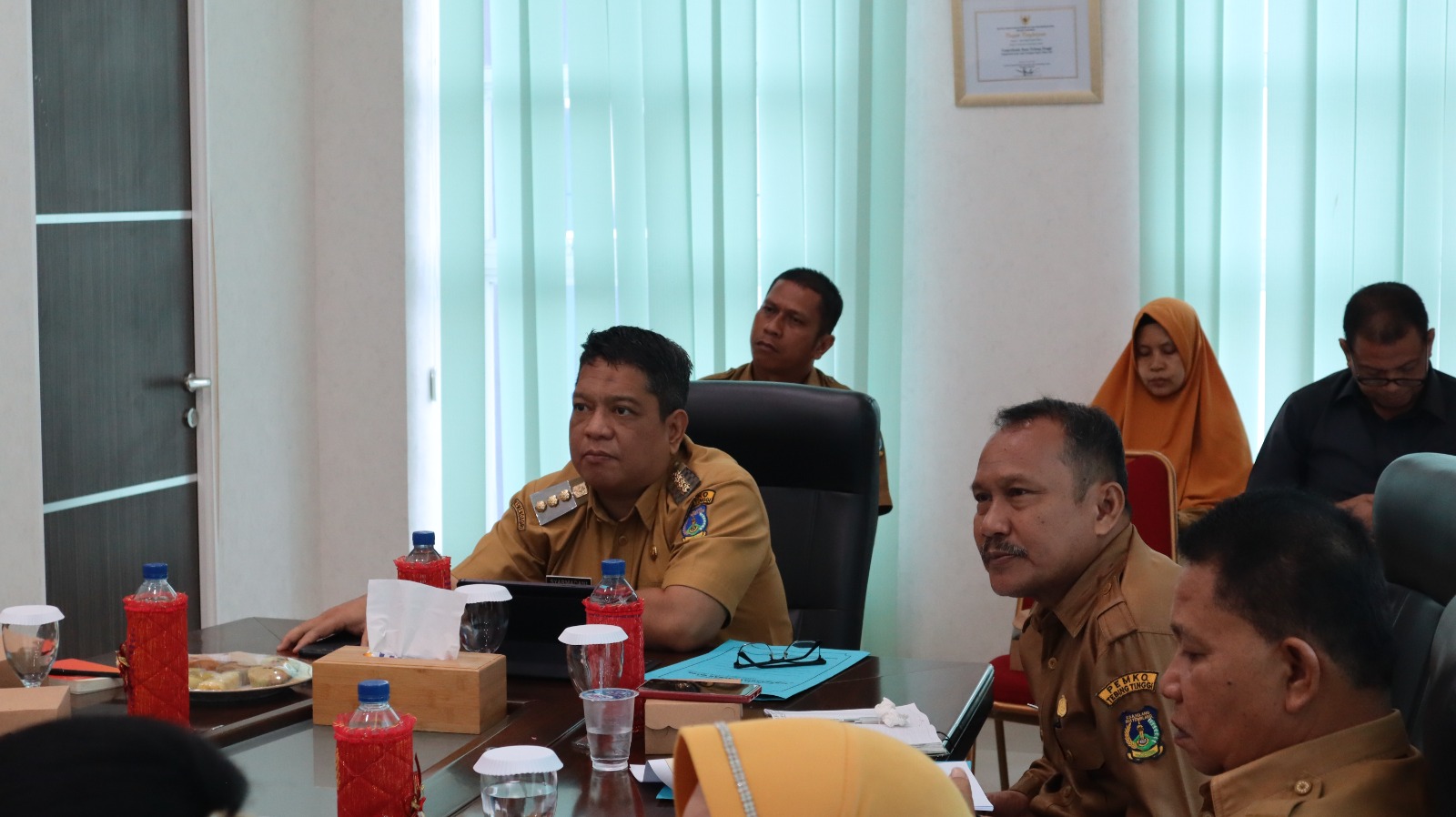 Penjabat (Pj.) Wali Kota Tebing Tinggi Drs. Syarmadani, M.Si. bersama stakeholder terkait, mengikuti rapat koordinasi (rakor) pengendalian inflasi daerah secara virtual, Senin (22/01/2024) di ruang Kerja lantai IV gedung Balai Kota Jl. Dr. Sutomo.
