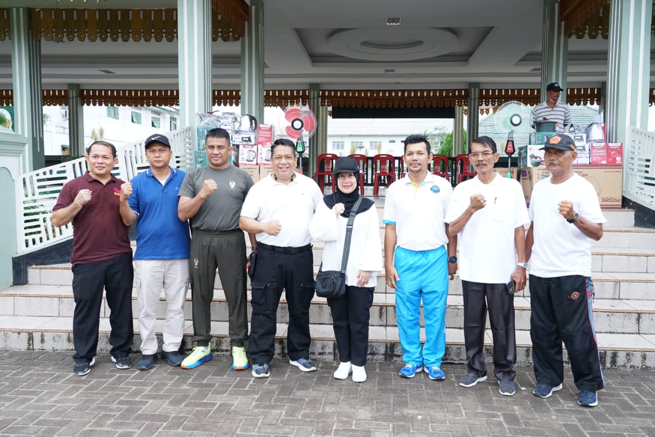 Penjabat (Pj.) Wali Kota Tebing Tinggi Drs. Syarmadani, M.Si., mengapresiasi kegiatan jalan sehat yang digelar oleh Komnas WI (Komite Nasional Wartawan Indonesia) Tebing Tinggi, Minggu (28/01/2024) di lapangan Merdeka, Jl. Dr. Sutomo.