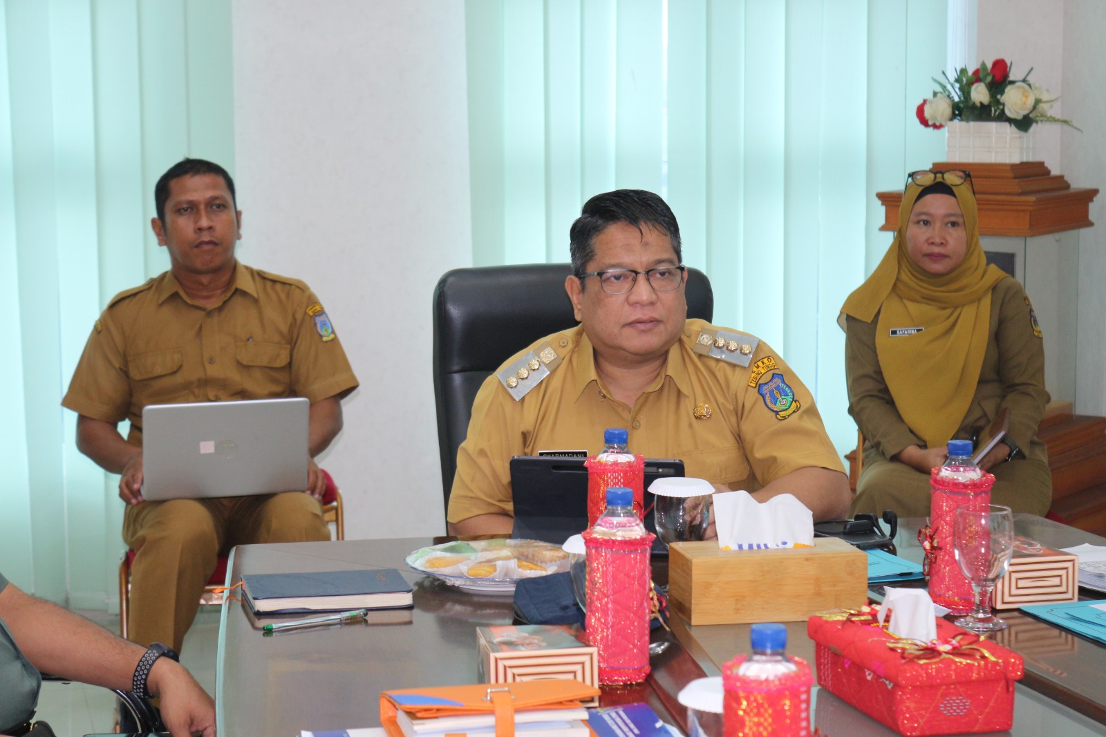 Penjabat (Pj.) Wali Kota Tebing Tinggi Drs. Syarmadani, M.Si.mengikuti rakor (rapat koordinasi) Pengendalian Inflasi di daerah, Senin (29/01/2024) di ruang Kerja Wali Kota lantai IV gedung Balai Kota Jl. Dr. Sutomo.