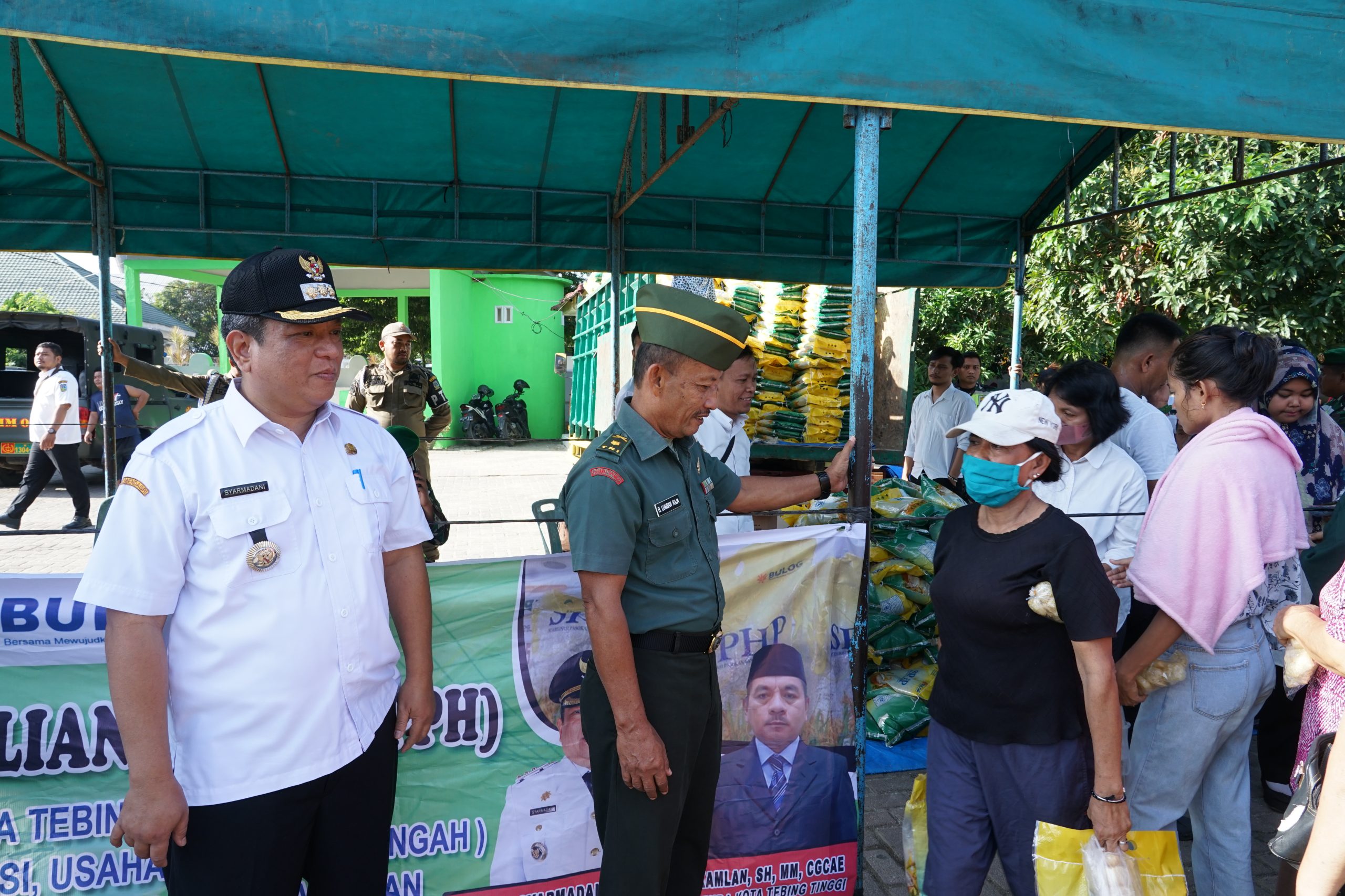 Penjabat (Pj.) Wali Kota Tebing Tinggi, Drs. Syarmadani, M.Si didampingi Pj. Sekretaris Daerah Kota Tebing Tinggi H. Kamlan Mursyid, S.H, M.M memantau pelaksanaan Pasar Pengendalian Harga (PPH) yang diselenggarakan oleh Pemerintah Kota Tebing Tinggi melalui Dinas Perdagangan, Koperasi dan UKM bekerjasama dengan Perum Bulog Cabang Medan, Rabu (31/01) di Lapangan Merdeka Kota Tebing Tinggi.