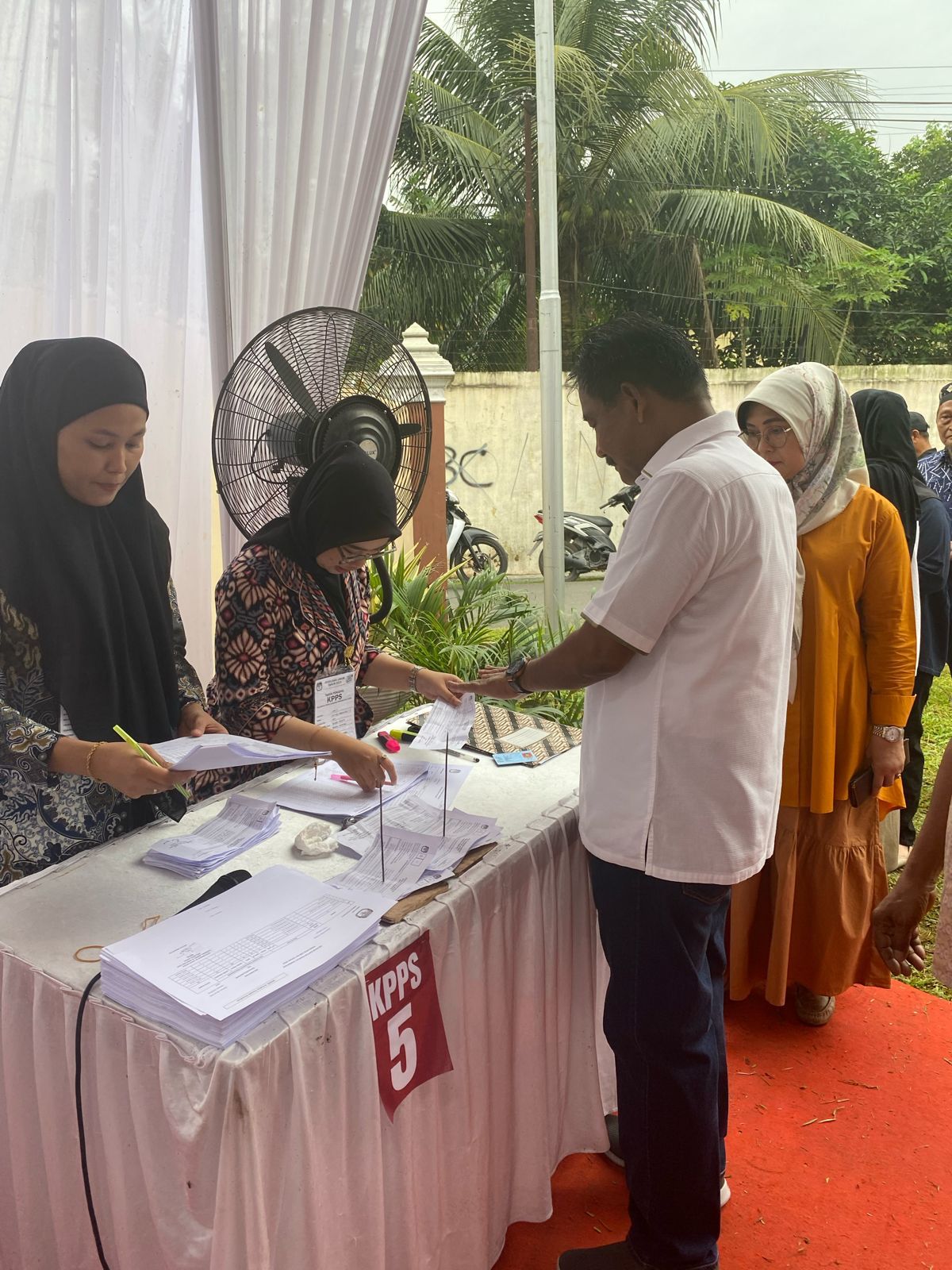 Wali Kota Binjai Amir Hamzah Nyoblos Di TPS 4 Binjai Estate