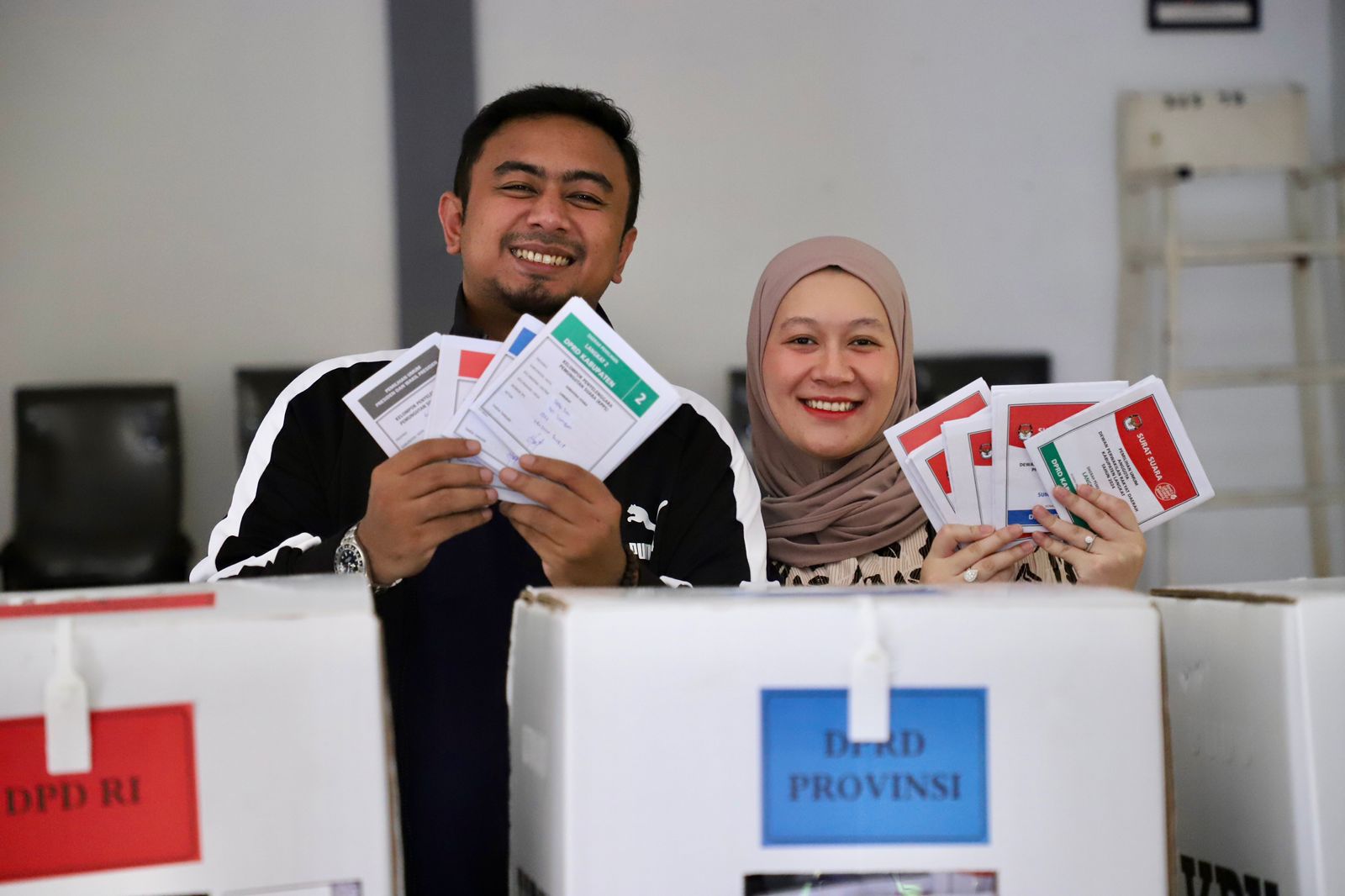 Bersama Keluarga, Wakil Wali Kota Binjai Nyoblos Di TPS 14 Sei Limbat
