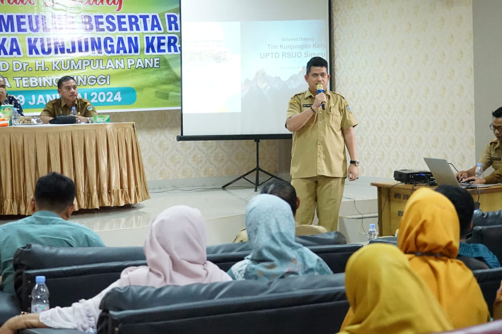 Penjabat (Pj.) Sekretaris Daerah Kota Tebing Tinggi, H. Kamlan Mursyid didampingi Kepala Dinas Pendidikan, Idham Daulay dan Direktur RS. Kumpulan Pane dr. Irwansyah beserta jajaran manajemen menerima kunjungan kerja Tim RSUD Kabupaten Simeulue beserta jajaran manajemen di UPTD RSUD Dr. H. Kumpulan Pane, Senin (29/1/2024).