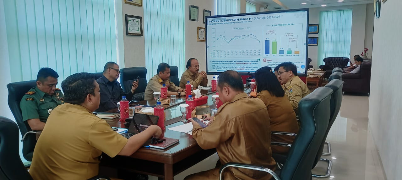 Penjabat (Pj.) Wali Kota Tebing Tinggi Drs. Syarmadani, M.Si. bersama stakeholder terkait, mengikuti rapat koordinasi (rakor) pengendalian inflasi daerah secara virtual, Senin (05/02/2024) di ruang Kerja lantai IV gedung Balai Kota Jl. Dr. Sutomo.