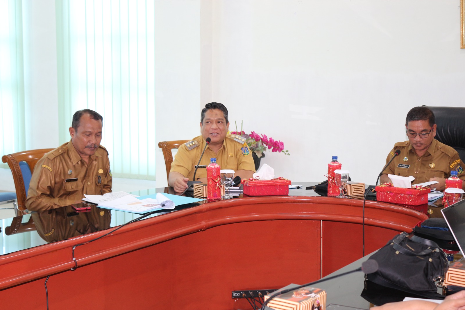 Pj. Wali Kota saat memimpin HLM (High Level Meeting) TPID Kota Tebing Tinggi, Selasa (06/02/2024) di ruang Mawar lantai III gedung Balai Kota Jl. Dr. Sutomo.