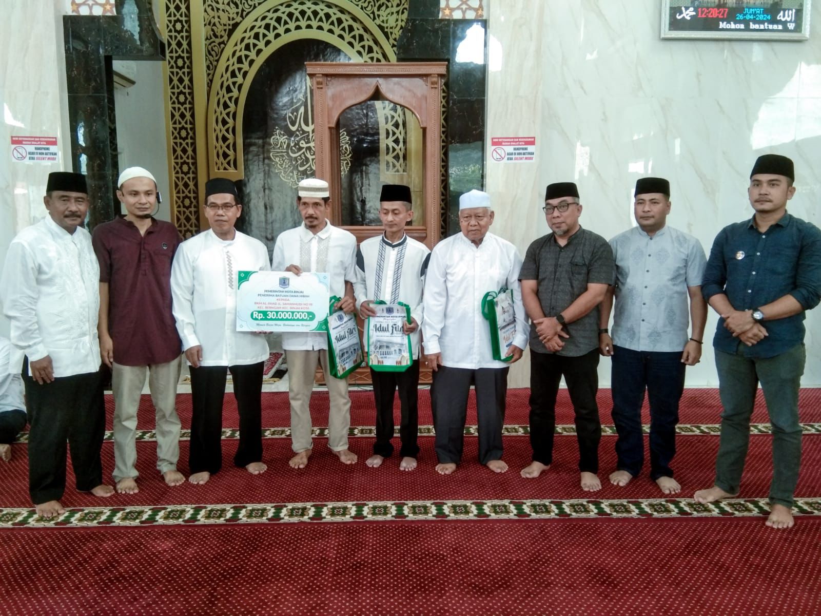 Jumatan Bersama Masyarakat Kelurahan Berngam, Wali Kota Binjai Berikan Bantuan Kepada Masjid Al-Jihad