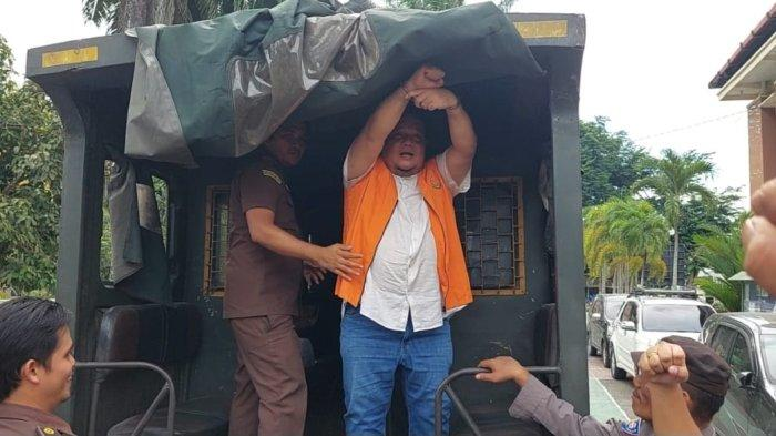 Usai Sidang Kasus TPPO Ditunda, Tangan Diborgol Eks Bupati Langkat Sapa Kader PP