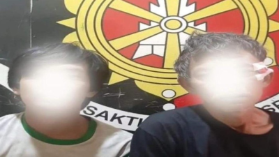 Rosik dan anaknya, Jimi Kalter ditahan polisi usai membacok tetangganya saat cekcok soal tanda batas tanah.