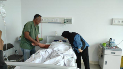 Herlinda Gurusinga (52) menjalani perawatan intensif di RS Haji Medan, pasca dibakar karyawannya sehari usai dipecat.