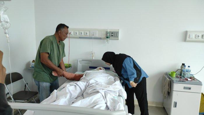 Herlinda Gurusinga (52) menjalani perawatan intensif di RS Haji Medan, pasca dibakar karyawannya sehari usai dipecat.
