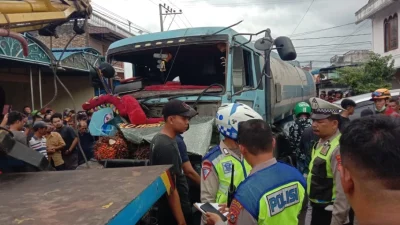 Truk Tangki Biang Tabrakan Beruntun, Pemotor Patah Tulang