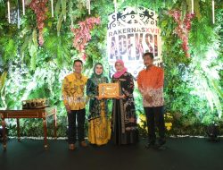 Hadiri Gala Dinner Rakernas XVII APEKSI, Wali Kota Binjai Saling Bertukar Cenderamata